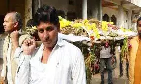 गिरते दामों के विरोध में बैंड-बाजे के साथ अंतिम संस्कार