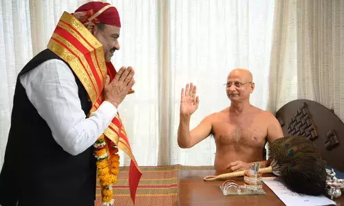 लोकसभा अध्यक्ष ओम बिरला ने लिया राष्ट्रसंत पुलक सागर से आशीर्वाद