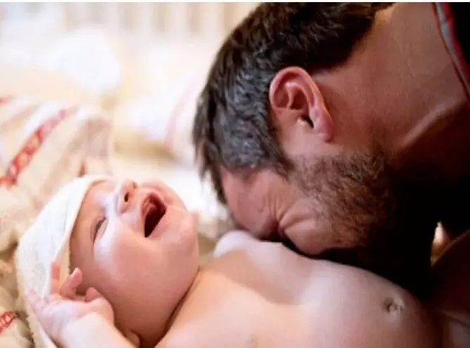 बच्चों को गुदगुदी करना बंद करें! डॉक्टरों ने चेताया– हंसी नहीं, यह ‘साइलेंट स्ट्रेस’ भी हो सकता है