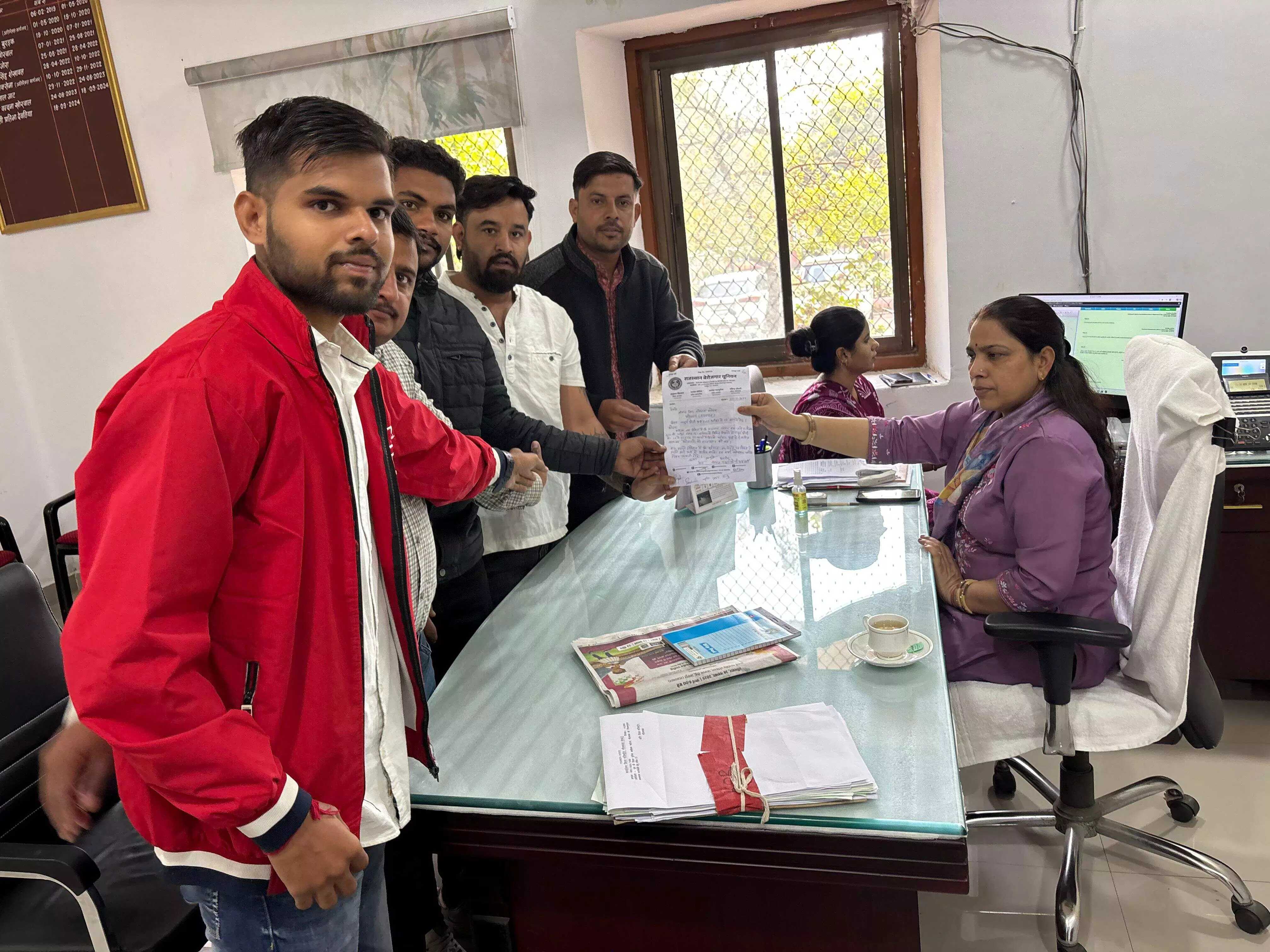 भीलवाड़ा में अभ्यर्थियों ने कलेक्टर को सौंपा ज्ञापन