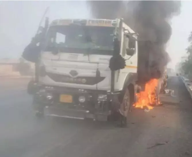 चलते ट्रेलर में अचानक लगी आग, बड़ा हादसा टला
