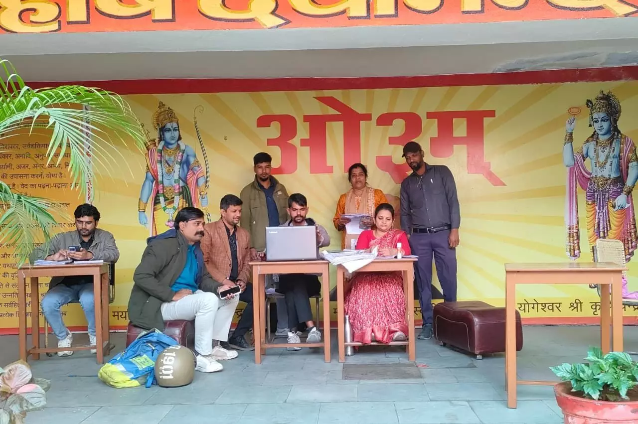 शिविर में लोगों को मिल रही SIR फॉर्म भरने की सुविधा