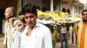 गिरते दामों के विरोध में बैंड-बाजे के साथ अंतिम संस्कार