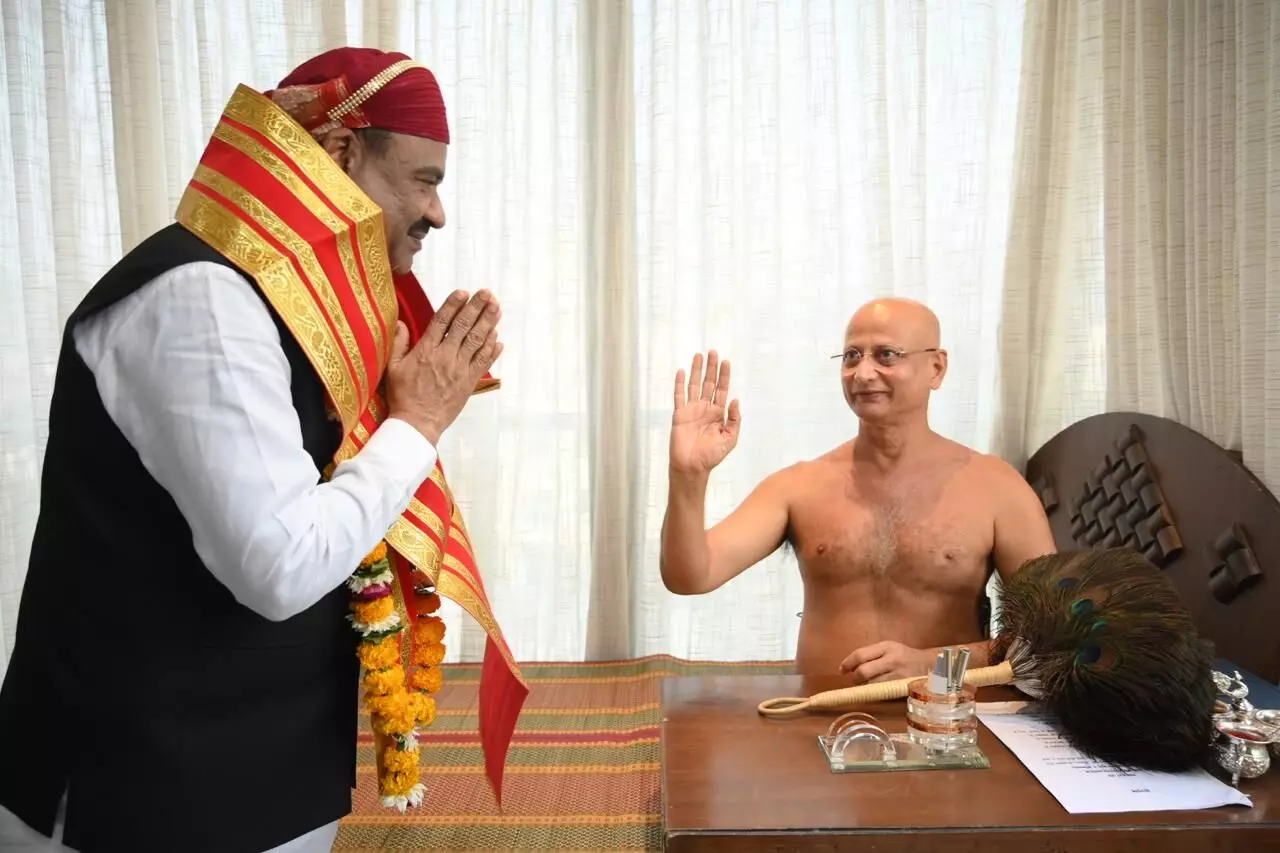 लोकसभा अध्यक्ष ओम बिरला ने लिया राष्ट्रसंत पुलक सागर से आशीर्वाद