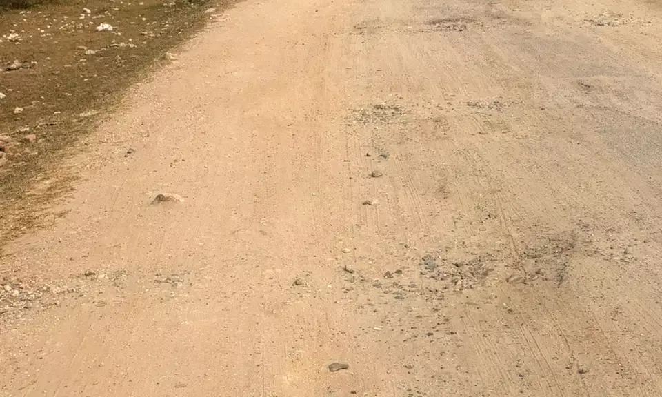 देवरिया–उलाई सड़क बदहाल, टेंडर पास होने के बावजूद दो साल से निर्माण अटका; जनता में नाराजगी