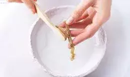 प्रोडक्ट बेचने के बहाने घर में घुसे, चांदी चमकाने के बाद सोने के गहने लेकर हुए फरार प्रोडक्ट बेचने के बहाने घर में घुसे, चांदी चमकाने के बाद सोने के गहने लेकर हुए फरार