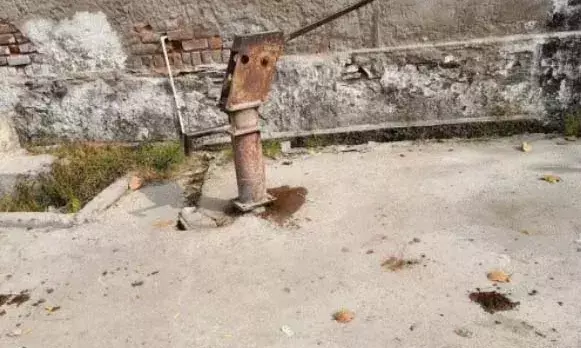 गांगलास स्कूल के पास हैंडपंप खराब, ग्रामीणों व छात्रों को पानी की किल्लत