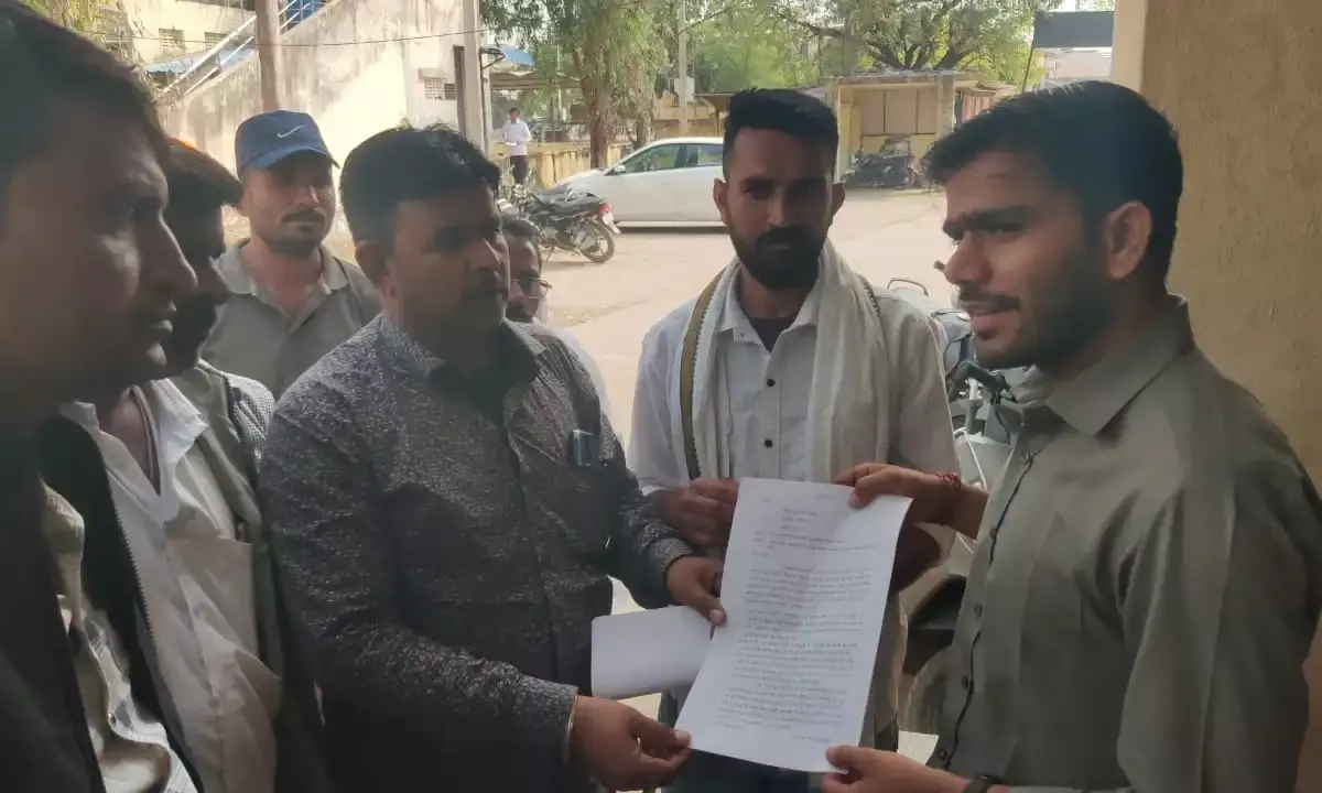 देवपुरी को शाहपुरा से फुलियाकलां में शामिल करने पर विरोध, ग्रामीणों ने दिया ज्ञापन