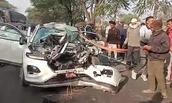 ट्रैक्टर-ट्रॉली से टकराई कार, 2 लोगों की हुई मौत