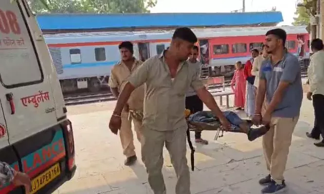 लूणी जंक्शन पर ट्रेन से गिरने से यात्री गंभीर रूप से घायल लूणी जंक्शन पर ट्रेन से गिरने से यात्री गंभीर रूप से घायल