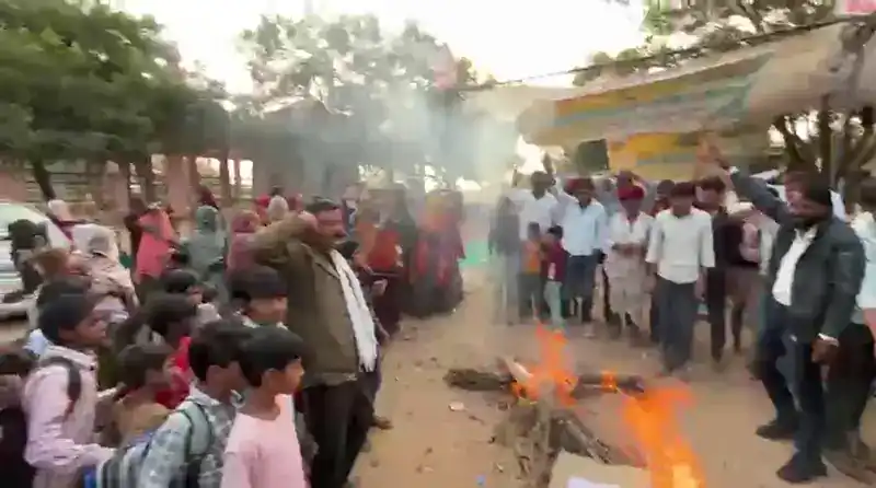 चांदगढ़ में बनास बचाओ आंदोलन 30वें दिन भी जारी, मुख्यमंत्री और विधायक का पुतला फूंका चांदगढ़ में बनास बचाओ आंदोलन 30वें दिन भी जारी, मुख्यमंत्री और विधायक का पुतला फूंका