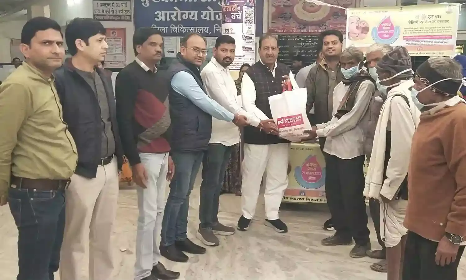 राष्ट्रीय क्षय उन्मूलन कार्यक्रम के अंतर्गत बांटे टीबी रोगियों को पोषण कीट