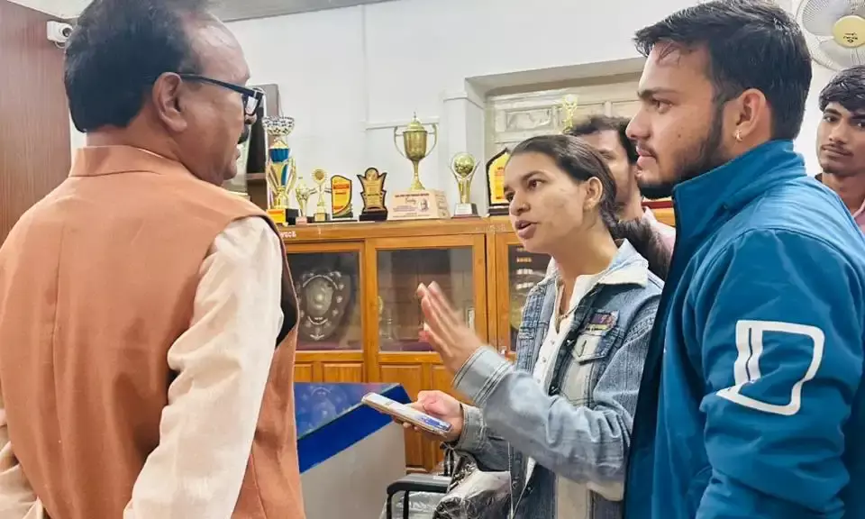 माणिक्य लाल वर्मा महाविद्यालय में वाहन चोरी, छात्र प्रतिनिधियों ने प्राचार्य को सौंपा ज्ञापन