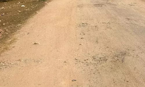 देवरिया–उलाई सड़क बदहाल, टेंडर पास होने के बावजूद दो साल से निर्माण अटका; जनता में नाराजगी देवरिया–उलाई सड़क बदहाल, टेंडर पास होने के बावजूद दो साल से निर्माण अटका; जनता में नाराजगी