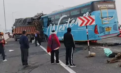 ट्रक में घुसी बस, 2 लोगों की दर्दनाक मौत ट्रक में घुसी बस, 2 लोगों की दर्दनाक मौत