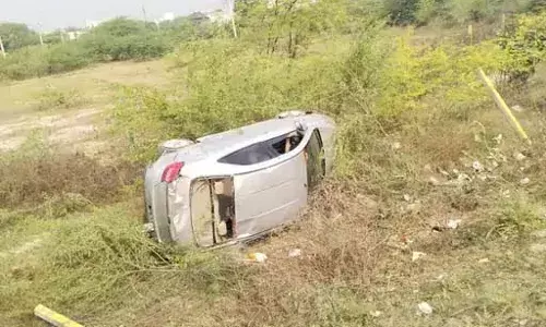 आसींद में बड़ा हादसा टला, तेज रफ्तार कार पलटने के बाद भी पांच लोग सुरक्षित