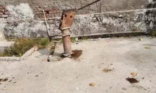 गांगलास स्कूल के पास हैंडपंप खराब, ग्रामीणों व छात्रों को पानी की किल्लत