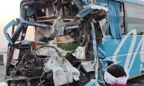 एक्सप्रेस-वे पर  भीषण सड़क हादसे में दो लोगों की मौत, अहमदाबाद से दिल्ली जा रही बस खड़े एक ट्रक से टकराई