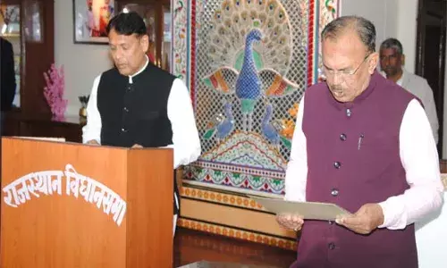 वासुदेव देवनानी ने दिलाई नव निर्वाचित विधायक प्रमोद जैन भाया को विधान सभा सदस्य पद की शपथ