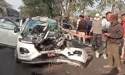 ट्रैक्टर-ट्रॉली से टकराई कार, 2 लोगों की हुई मौत ट्रैक्टर-ट्रॉली से टकराई कार, 2 लोगों की हुई मौत