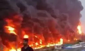 औद्योगिक क्षेत्र में फैक्ट्री में भीषण आग, लाखों का नुकसान औद्योगिक क्षेत्र में फैक्ट्री में भीषण आग, लाखों का नुकसान