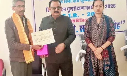 जिला कलक्टर ने शत-प्रतिशत डिजिटाइजेशन करने वाले बीएलओ को किया सम्मानित