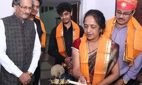 वृत्त, कमल और ध्यानमग्न मानव आकृति से आंतरिक ऊर्जा का सृजनात्मक स्वरूप