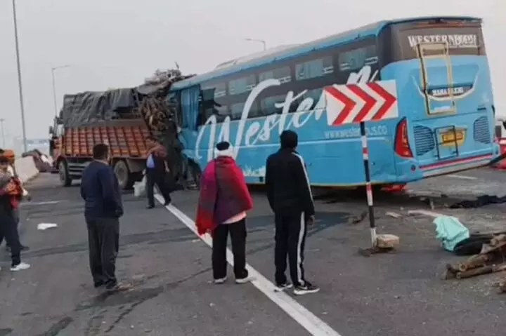 ट्रक में घुसी बस, 2 लोगों की दर्दनाक मौत