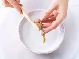 प्रोडक्ट बेचने के बहाने घर में घुसे, चांदी चमकाने के बाद सोने के गहने लेकर हुए फरार