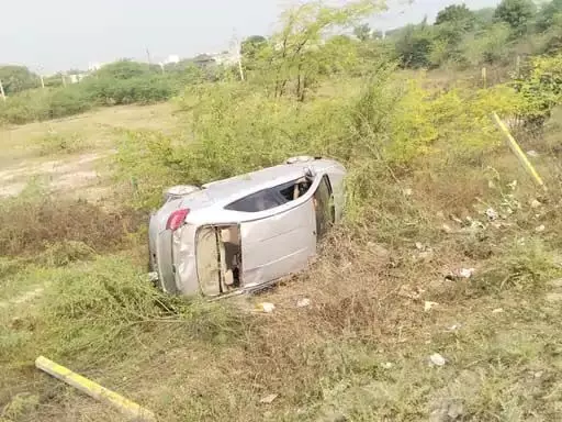 आसींद में बड़ा हादसा टला, तेज रफ्तार कार पलटने के बाद भी पांच लोग सुरक्षित