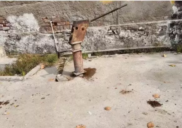 गांगलास स्कूल के पास हैंडपंप खराब, ग्रामीणों व छात्रों को पानी की किल्लत