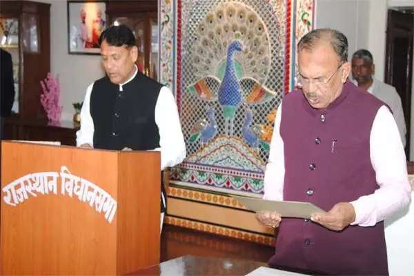 वासुदेव देवनानी ने दिलाई नव निर्वाचित विधायक प्रमोद जैन भाया को विधान सभा सदस्य पद की शपथ