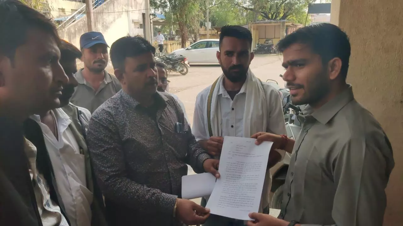 देवपुरी को शाहपुरा से फुलियाकलां में शामिल करने पर विरोध, ग्रामीणों ने दिया ज्ञापन देवपुरी को शाहपुरा से फुलियाकलां में शामिल करने पर विरोध, ग्रामीणों ने दिया ज्ञापन