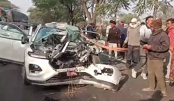 ट्रैक्टर-ट्रॉली से टकराई कार, 2 लोगों की हुई मौत