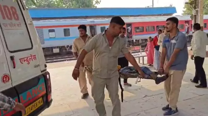 लूणी जंक्शन पर ट्रेन से गिरने से यात्री गंभीर रूप से घायल