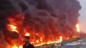 औद्योगिक क्षेत्र में फैक्ट्री में भीषण आग, लाखों का नुकसान औद्योगिक क्षेत्र में फैक्ट्री में भीषण आग, लाखों का नुकसान