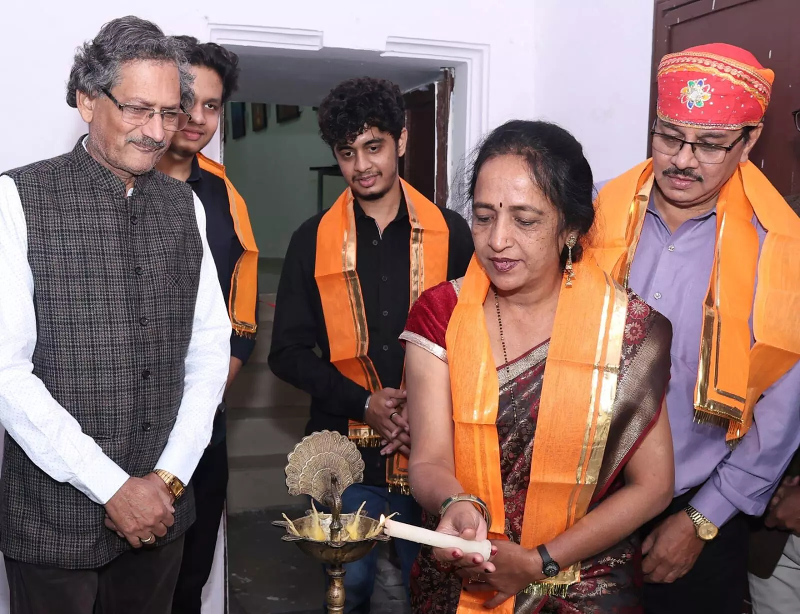 वृत्त, कमल और ध्यानमग्न मानव आकृति से आंतरिक ऊर्जा का सृजनात्मक स्वरूप