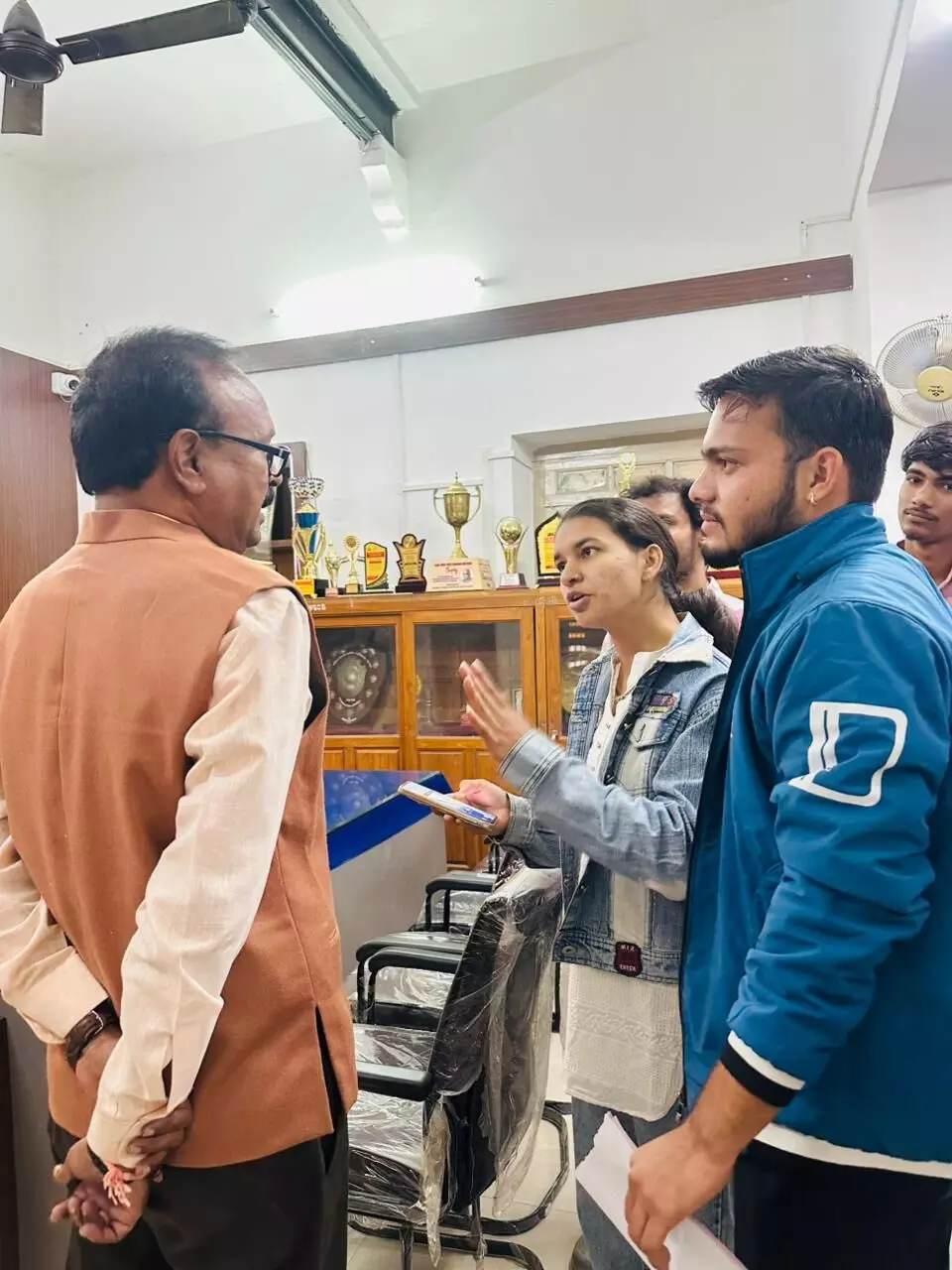 माणिक्य लाल वर्मा महाविद्यालय में वाहन चोरी, छात्र प्रतिनिधियों ने प्राचार्य को सौंपा ज्ञापन माणिक्य लाल वर्मा महाविद्यालय में वाहन चोरी, छात्र प्रतिनिधियों ने प्राचार्य को सौंपा ज्ञापन