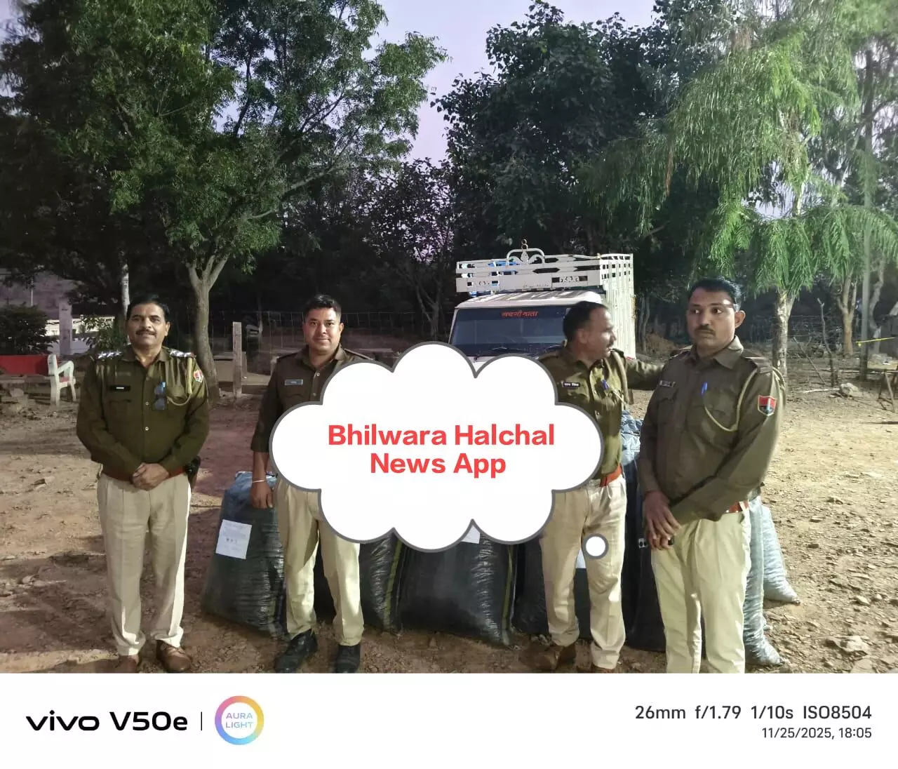 टायर पंचर होने के बाद भी तस्कर ने आधा किलोमीटर तक दौड़ाई पिकअप, फिर पैदल भागा