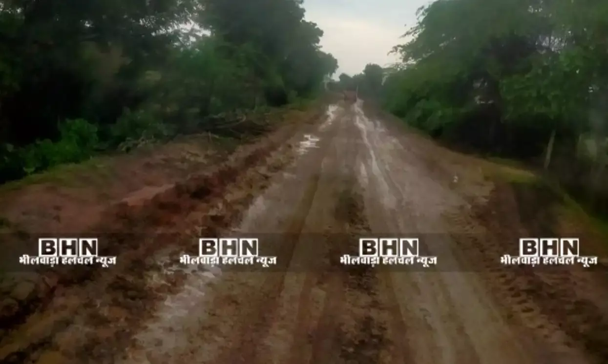 नेवरिया–जवासिया सड़क पर कीचड़ से परेशान, दो साल बाद भी काम अधूरा