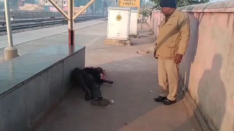 प्लेटफार्म पर मिला व्यक्ति का शव, ग्रामीणों में फैल गई सनसनी