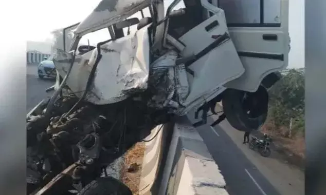 ट्रेलर से टकराने के बाद दीवार पर अटकी SUV, पुल से​ नीचे गिरा ड्राइवर; दर्दनाक मौत