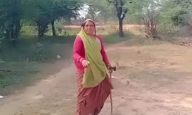 स्कूल में कुल्हाड़ी लेकर पहुंची महिला, मचा हड़कंप