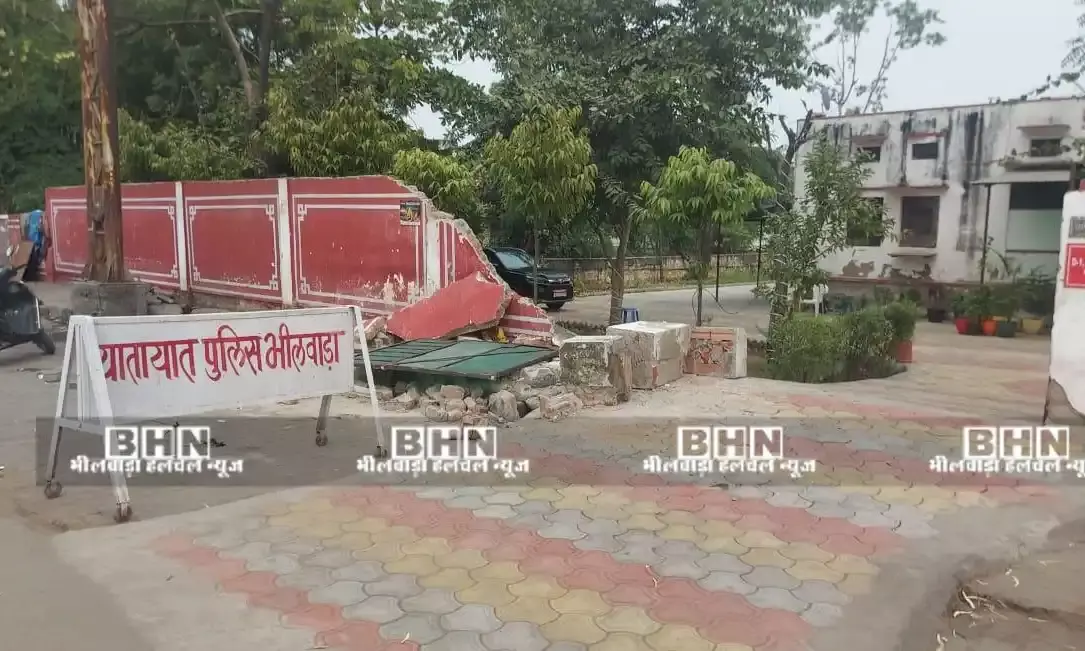 ट्रैक्टर ने तोड़ी न्यायाधीश के मकान की दीवार, एक घायल