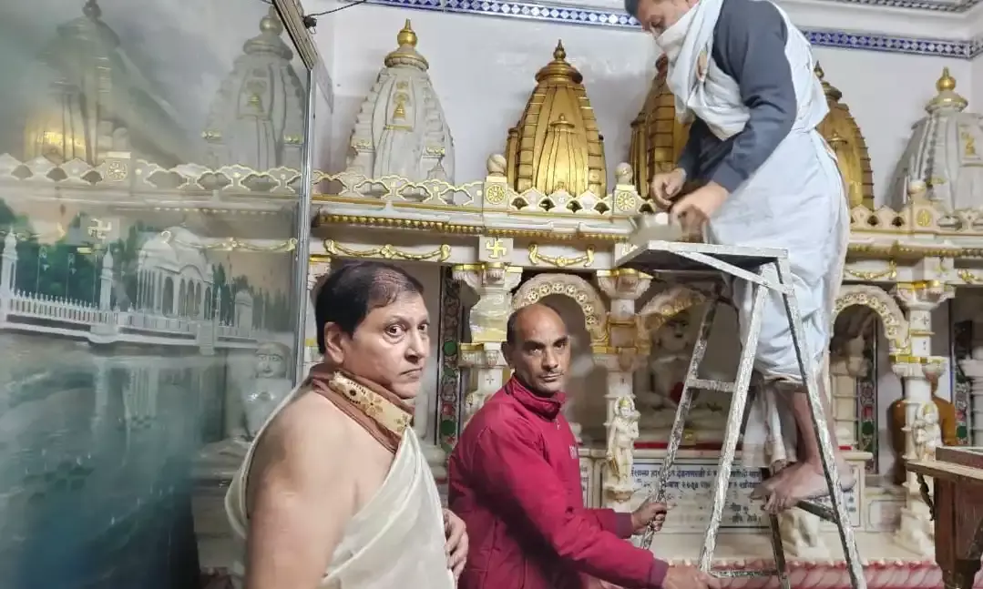 हाथीपोल जैन धर्मशाला में वासुपुज्य जैन मंदिर शिखर पर ध्वजा चढ़ाई हाथीपोल जैन धर्मशाला में वासुपुज्य जैन मंदिर शिखर पर ध्वजा चढ़ाई