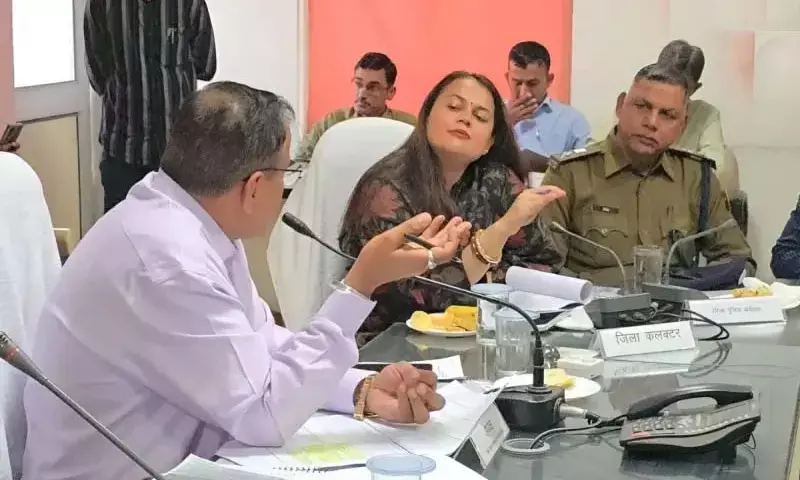 सांसद बेनीवाल ने अफसरों को फटकारा, बोले- बैठक में क्या समोसा खाने आते हो, कलेक्टर टीना डाबी से पूछा ये सवाल