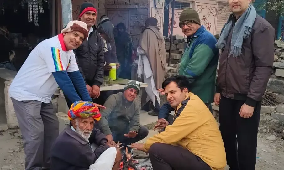 निम्बाहेड़ा में गुलाबी सर्दी तेज, अलाव के सहारे गर्माहट तलाशते ग्रामीण