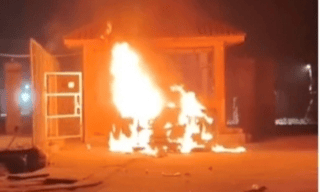 सीहोर के वीआईटी कॉलेज में बवाल: घटिया खाना और दूषित पानी से भड़के छात्र, रातभर हंगामा—बस-कारों में आगजनी, भारी नुकसान