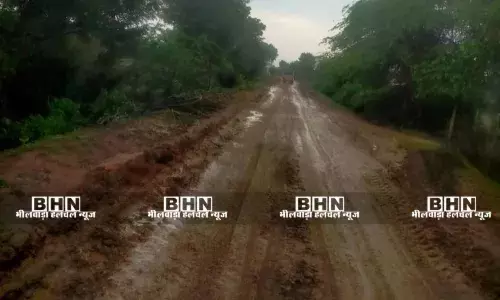 नेवरिया–जवासिया सड़क पर कीचड़ से परेशान, दो साल बाद भी काम अधूरा