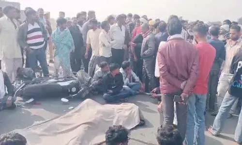 बजरी से भरे ट्रैक्टर की चपेट में आई शिक्षिका, मौके पर हुई मौत